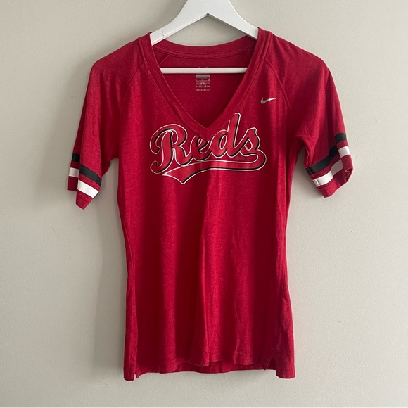 5/$25 NIKE Cincinnati Reds V-Neck Short Sleeve T-shirt - Red Size Small - Picture 1 of 6